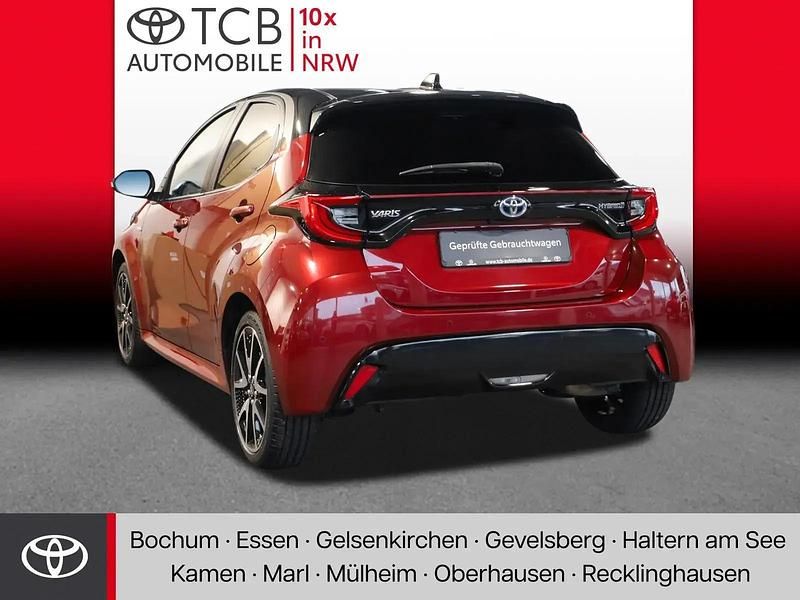 Gebraucht Toyota Yaris Hybrid Style 116 PS (85 kW) 2021 Tokiorot perleffekt, mysticschwarz Kleinwagen