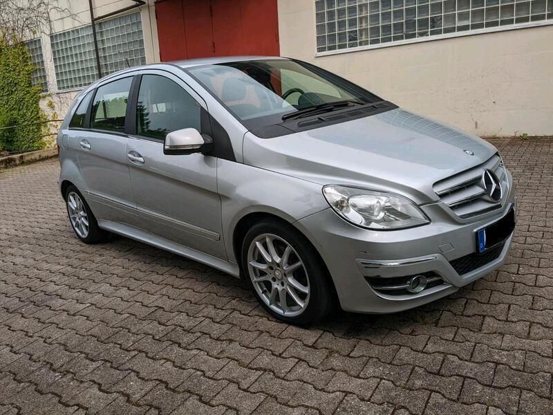 Silber Gebraucht 2011 Mercedes B180 Van / Kleinbus | 4.900 € - Bild 1/4