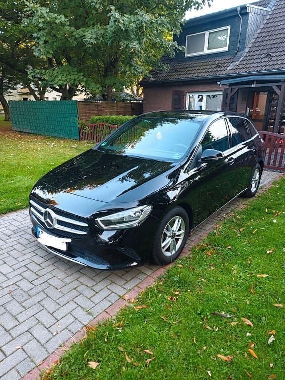 Schwarz Gebraucht 2020 Mercedes B200 Style Van / Kleinbus | 19.900 € (Guter Preis) - Bild 1/4