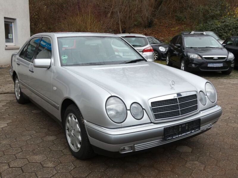 Gebraucht Mercedes E280 193 PS (141 kW) 1996 Silber Limousine