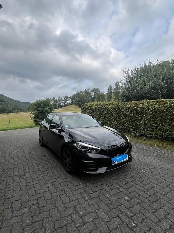 Schwarz Gebraucht 2022 BMW 118 Sport Line Kleinwagen | 19.000 € (Guter Preis) - Bild 1/4