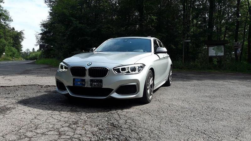 Grau Gebraucht 2017 BMW M140 M Sport Limousine | 27.900 € (Superpreis) - Bild 1/4
