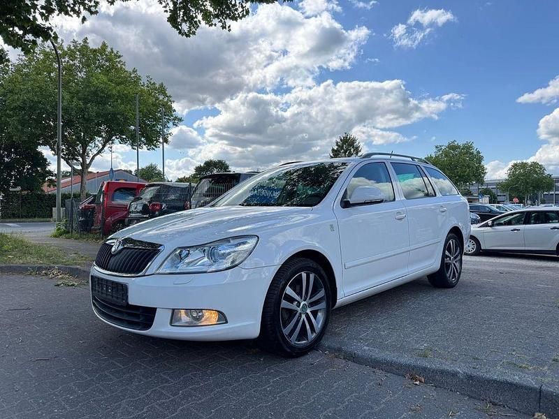 Weiß Gebraucht 2012 Skoda Octavia Family Kombi | 3.290 € (Superpreis) - Bild 1/4