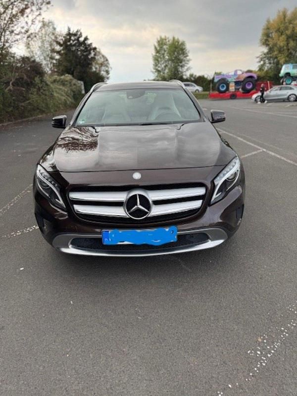 Braun Gebraucht 2014 Mercedes GLA220 SUV | 15.500 € (Fairer Preis) - Bild 1/4