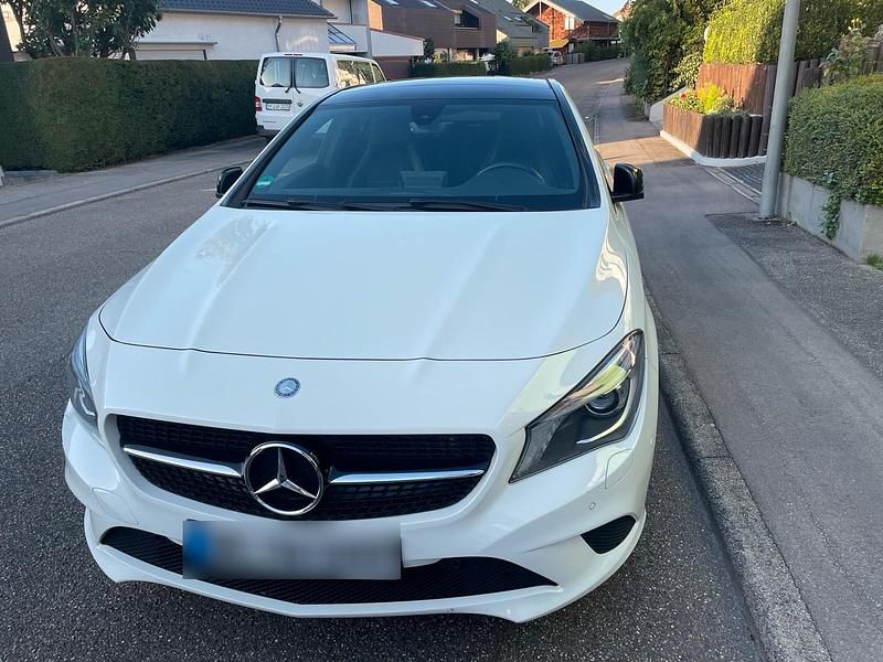 Gebraucht Mercedes CLA180 126 PS (92 kW) 2016 Weiß Limousine