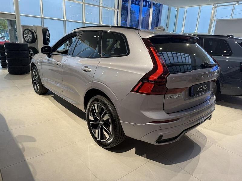 Neu Volvo XC60 Plus 253 PS (186 kW) 2025 Silber SUV