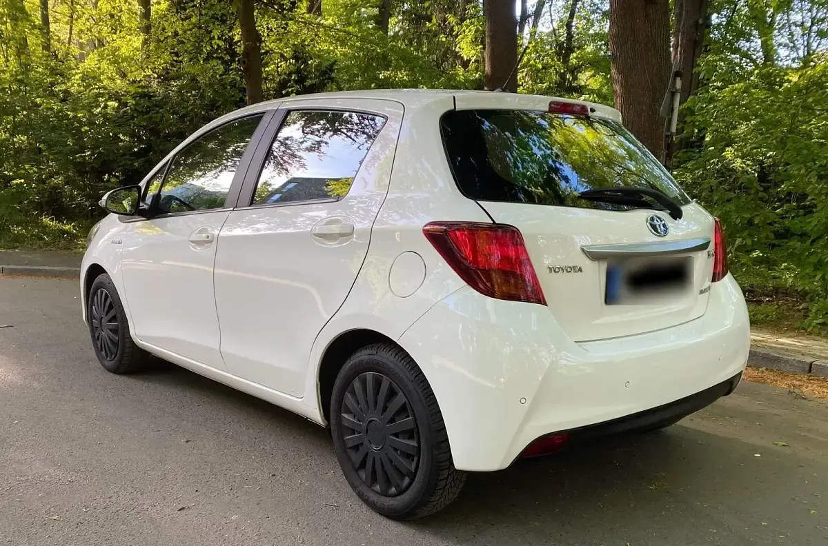 Gebraucht Toyota Yaris Hybrid 73 PS (53 kW) 2017 Weiß Kleinwagen