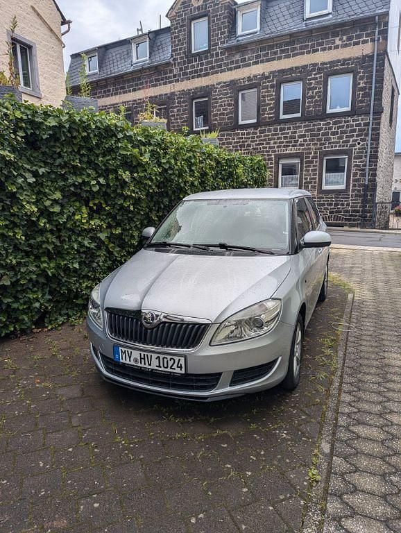 Silber Gebraucht 2014 Skoda Fabia Ambition Limousine | 3.799 € (Superpreis) - Bild 1/4