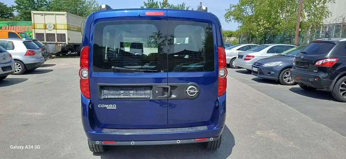 Gebraucht Opel Combo 120 PS (88 kW) 2017 Colmarblau/f:marineblau Van / Kleinbus