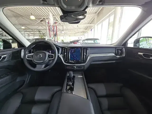 Używany Volvo XC60 Plus 197 KM (144 kW) 2023 Czarny SUV
