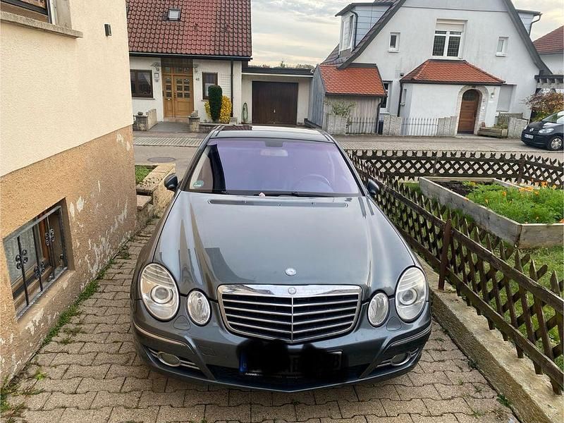 Blau Gebraucht 2008 Mercedes E320 Avantgarde Limousine | 8.999 € (Teuer) - Bild 1/4