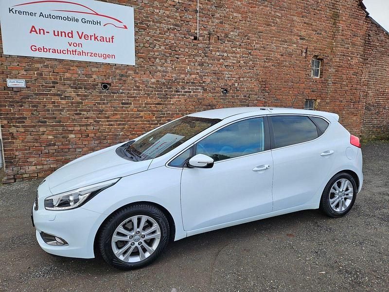 Gebraucht Kia Ceed Spirit 128 PS (94 kW) 2015 Weiß Kleinwagen