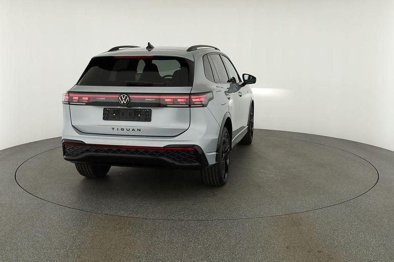 Neu VW Tiguan R-line 272 PS (200 kW) 2025 Oyster silver metallic SUV