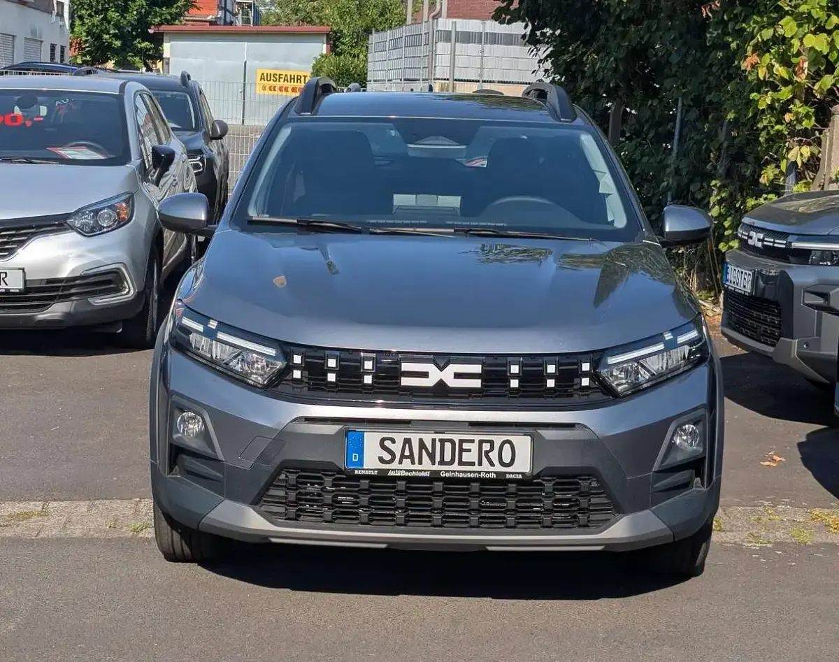 Neu Dacia Sandero Expression 122 PS (89 kW) 2026 Schiefer grau SUV