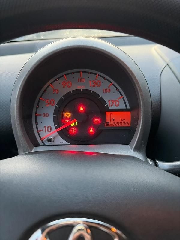 Gebraucht Toyota Aygo 60 PS (44 kW) 2006 Rot Kleinwagen