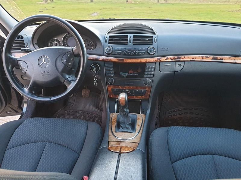 Second-hand Mercedes E240 177 CP (130 kW) 2003 Negru Berlinǎ