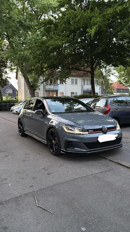 Grau Gebraucht 2020 VW Golf VII GTI Limousine | 25.000 € (Etwas zu teuer) - Bild 1/4