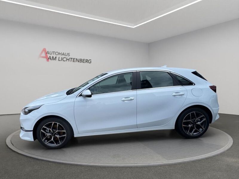 Gebraucht Kia Ceed Spirit 140 PS (102 kW) 2025 Weiss Kleinwagen