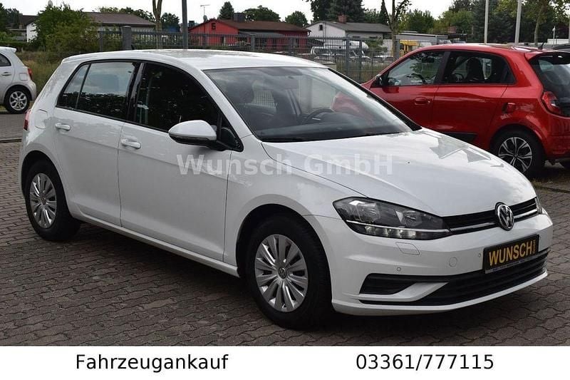 Weiß Gebraucht 2019 VW Golf VII Trendline Limousine | 11.990 € (Superpreis) - Bild 1/4