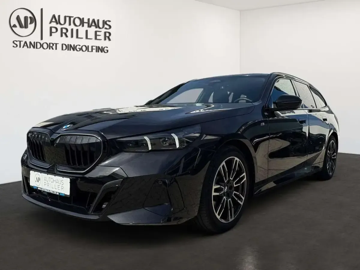 Gebraucht BMW 520 M Sport 197 PS (144 kW) 2024 Schwarz Kombi