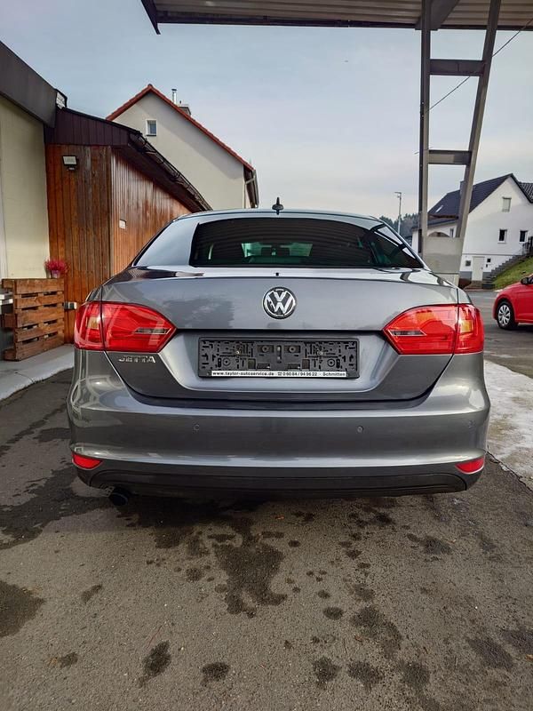 Gebraucht VW Jetta 105 PS (77 kW) 2021 Grau Limousine