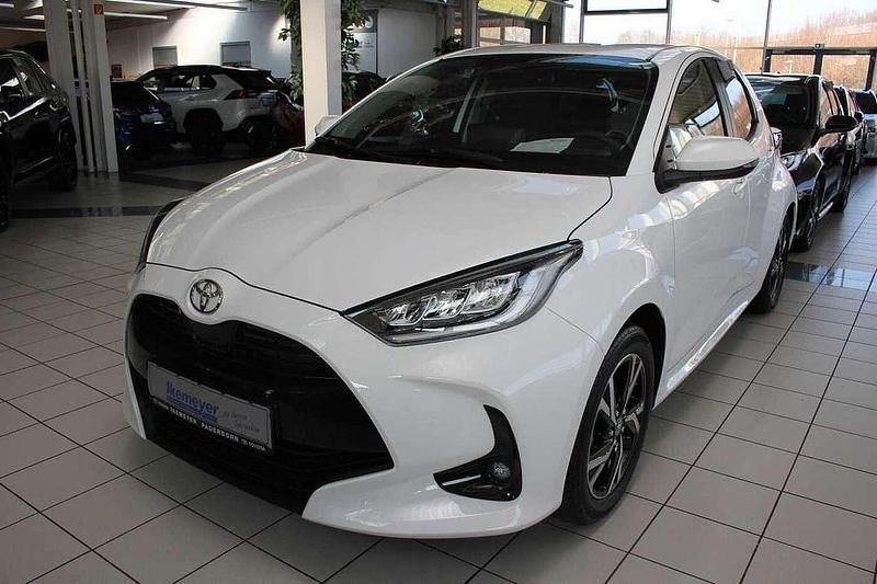 Schneeweiß Neu 2024 Toyota Yaris Hybrid Team Kleinwagen | 23.890 € (Fairer Preis) - Bild 1/4