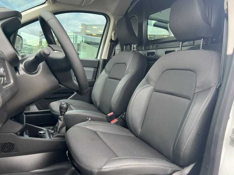 Gebraucht Renault Express 95 PS (69 kW) 2022 Arktisweiß Van / Kleinbus