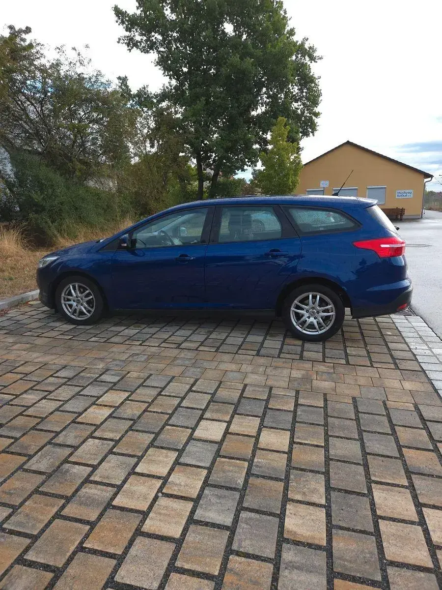 Gebraucht Ford Focus Trend 125 PS (91 kW) 2015 Blau Limousine