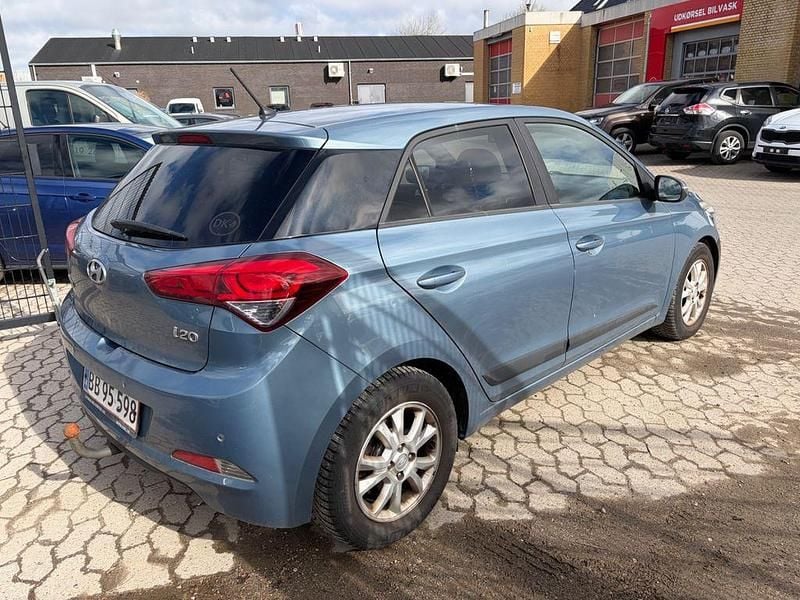 Gebraucht Hyundai i20 84 PS (61 kW) 2016 Blau Limousine
