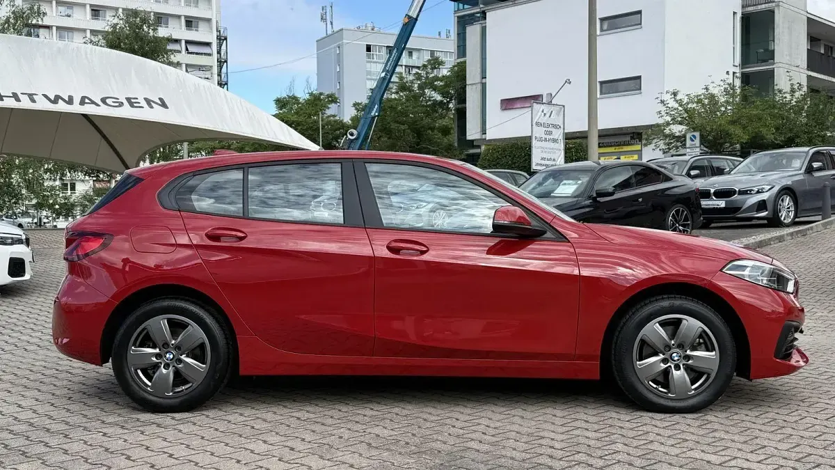 Gebraucht BMW 118 Advantage 136 PS (100 kW) 2023 Rot Limousine