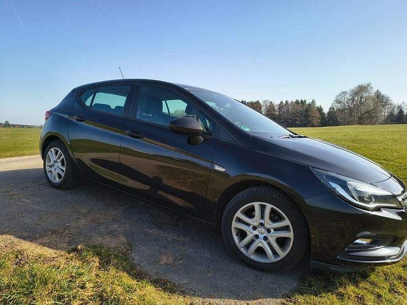 Gebraucht Opel Astra Edition 125 PS (91 kW) 2018 Schwarz Limousine