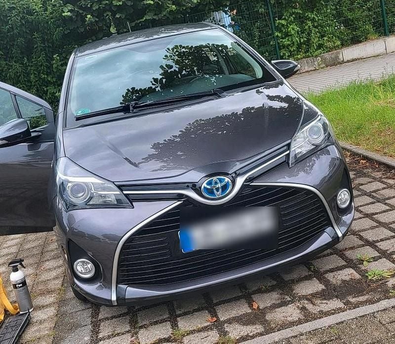Grau Gebraucht 2015 Toyota Yaris Hybrid Kleinwagen | 12.200 € (Fairer Preis) - Bild 1/4