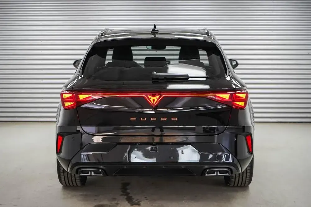 Neu Cupra Leon 150 PS (110 kW) 2026 Midnight black metallic (0e) Kombi