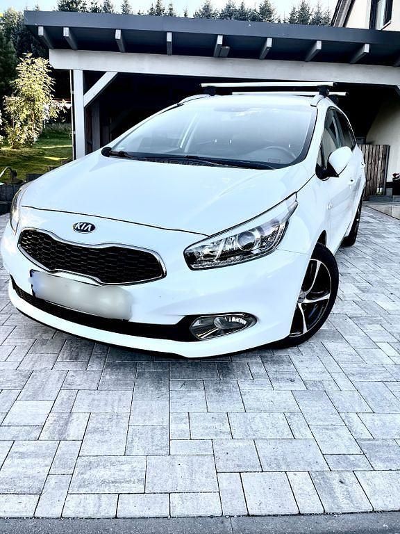 Weiß Gebraucht 2014 Kia Ceed Sportswagon Kombi | 7.250 € (Fairer Preis) - Bild 1/4