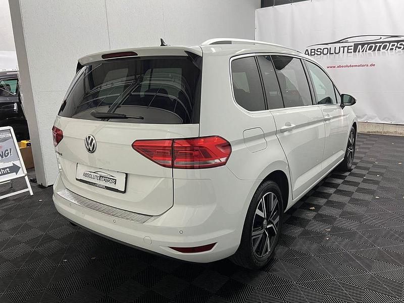 Gebraucht VW Touran Highline 150 PS (110 kW) 2019 Pure white Van / Kleinbus
