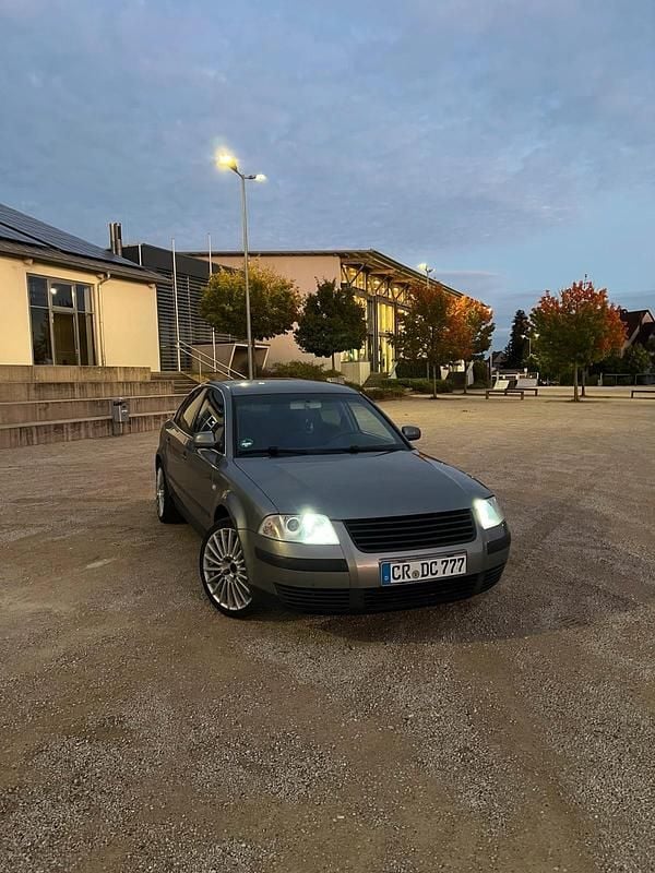 Grau Gebraucht 2002 VW Passat Limousine | 1.800 € (Guter Preis) - Bild 1/4