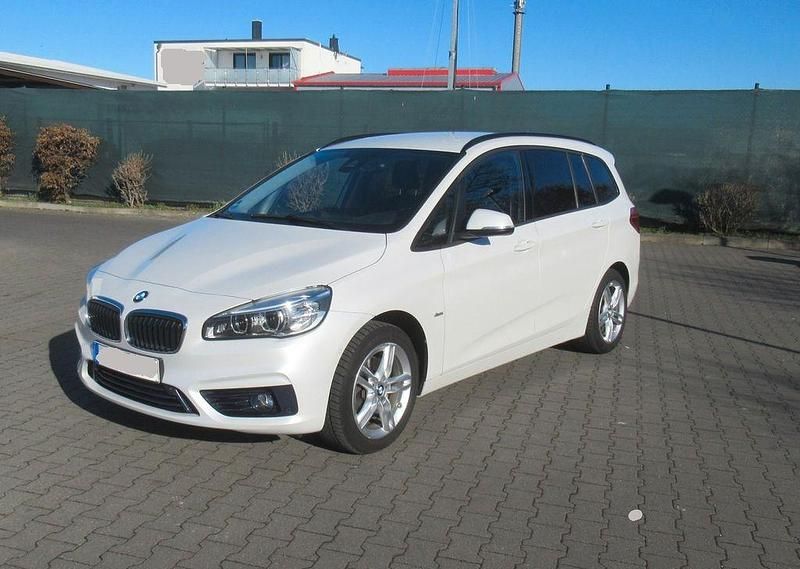 Weiß Gebraucht 2018 BMW 218 Gran Tourer Sport Line Van / Kleinbus | 13.300 € (Guter Preis) - Bild 1/4