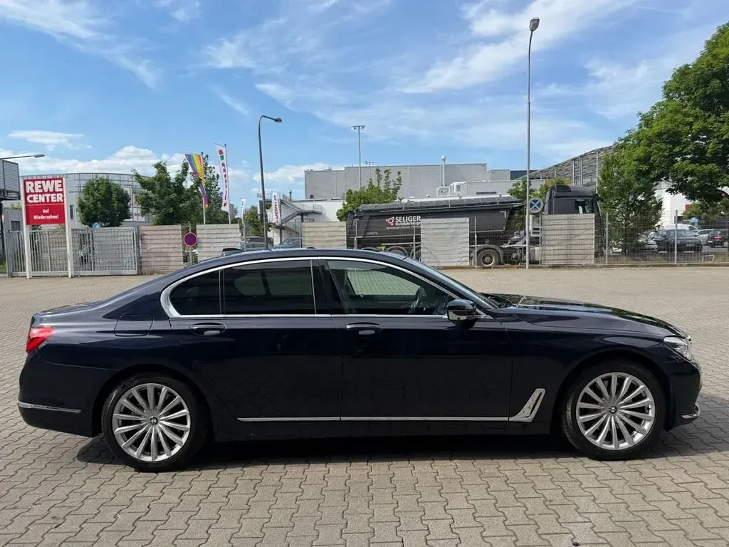 Gebraucht BMW 740 Sport Line 320 PS (235 kW) 2018 Blau Limousine