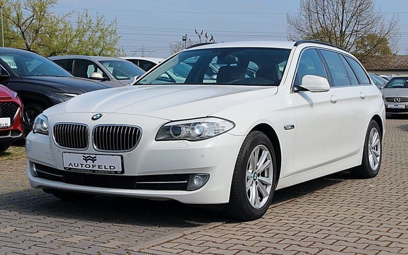 Weiß Gebraucht 2013 BMW 520 Sport Line Kombi | 12.950 € (Fairer Preis) - Bild 1/4