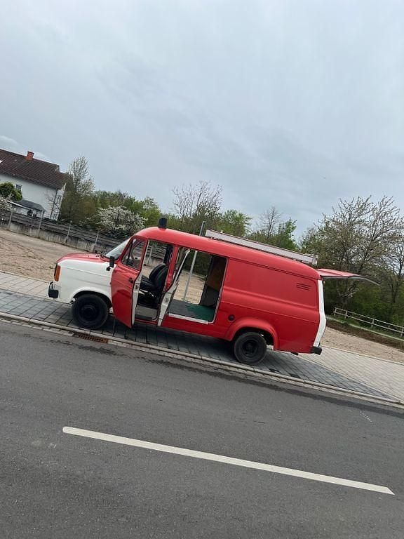 Second-hand Ford Transit 77 CP (56 kW) 1983 Roșu Monovolum