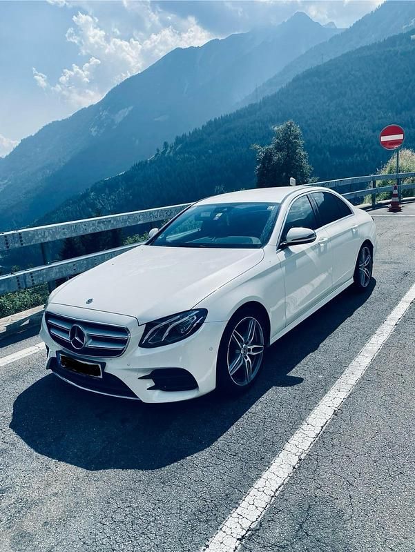 Weiß Gebraucht 2017 Mercedes E220 AMG line Limousine | 29.500 € - Bild 1/4