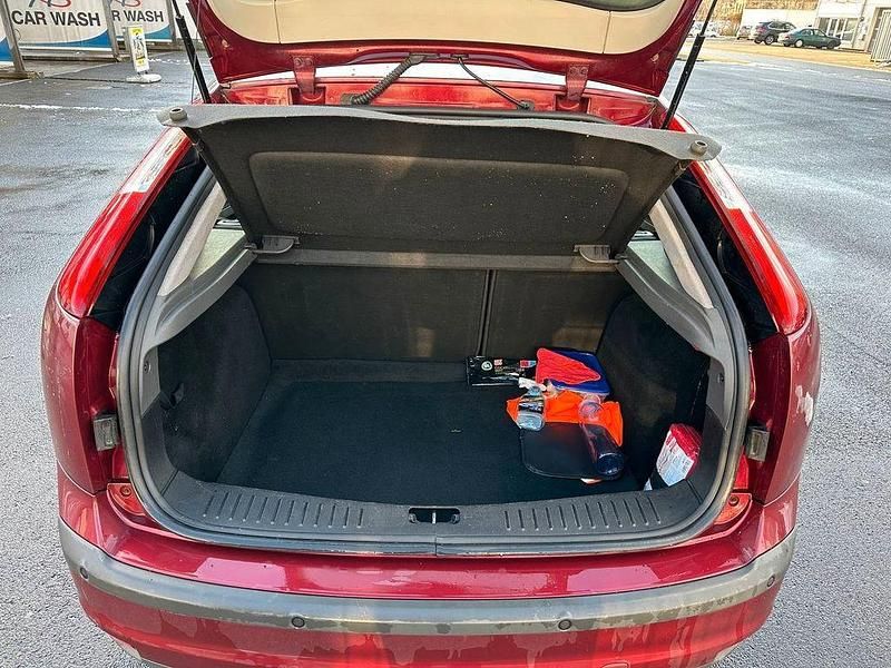 Gebraucht Ford Focus Sport 101 PS (74 kW) 2005 Rot Kleinwagen