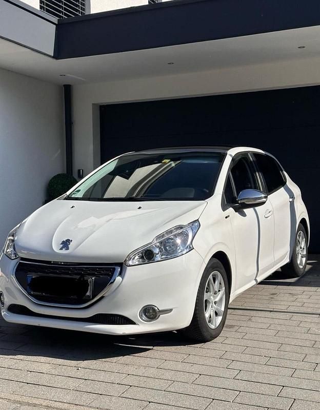 Weiß Gebraucht 2015 Peugeot 208 Kleinwagen | 4.500 € (Guter Preis) - Bild 1/4