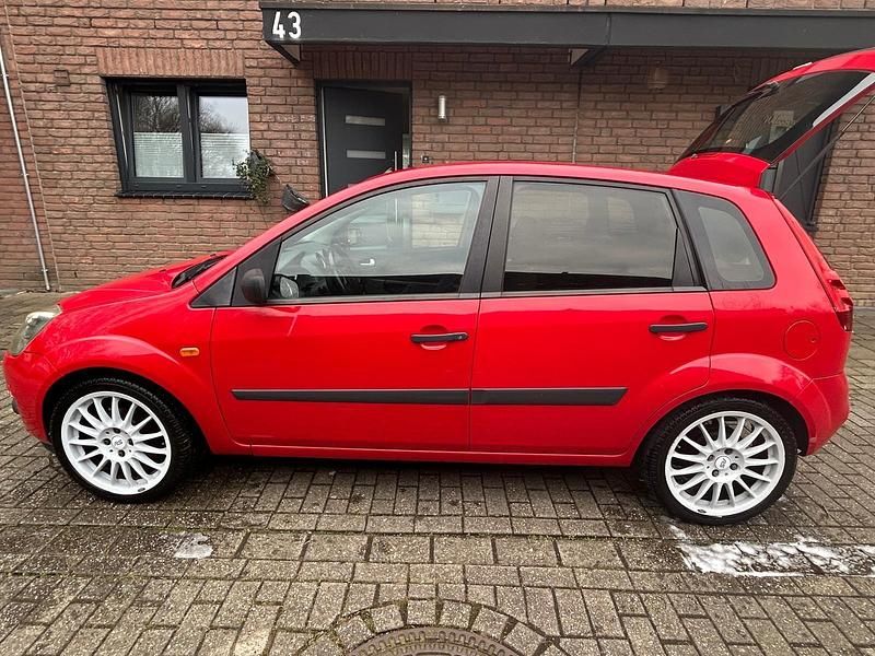 Gebraucht Ford Fiesta 80 PS (58 kW) 2005 Rot Kleinwagen