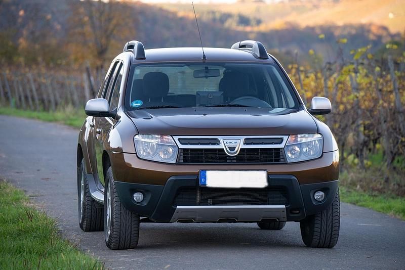 Braun Gebraucht 2010 Dacia Duster Lauréate SUV | 4.950 € (Guter Preis) - Bild 1/4