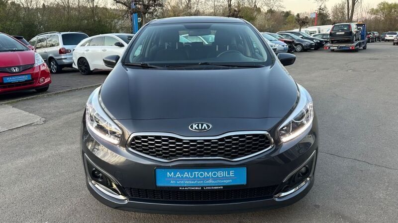 Grau Gebraucht 2018 Kia Ceed Limousine | 10.900 € (Fairer Preis) - Bild 1/4