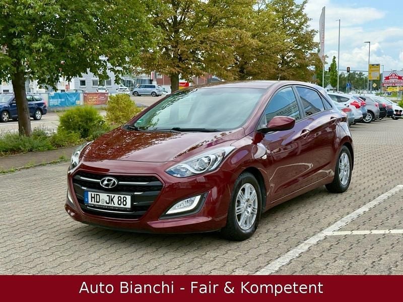 Rot Gebraucht 2016 Hyundai i30 Classic Kleinwagen | 8.476 € (Fairer Preis) - Bild 1/4