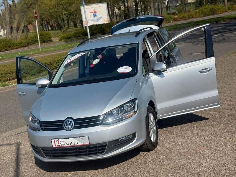 Reflexsilber metallic Gebraucht 2020 VW Sharan Comfortline Van / Kleinbus | 17.900 € (Superpreis) - Bild 1/4