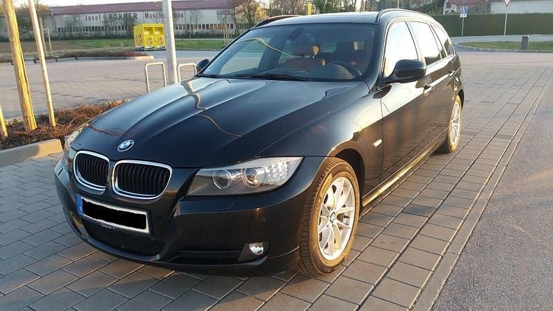 Gebraucht BMW 320 184 PS (135 kW) 2012 Schwarz Kombi