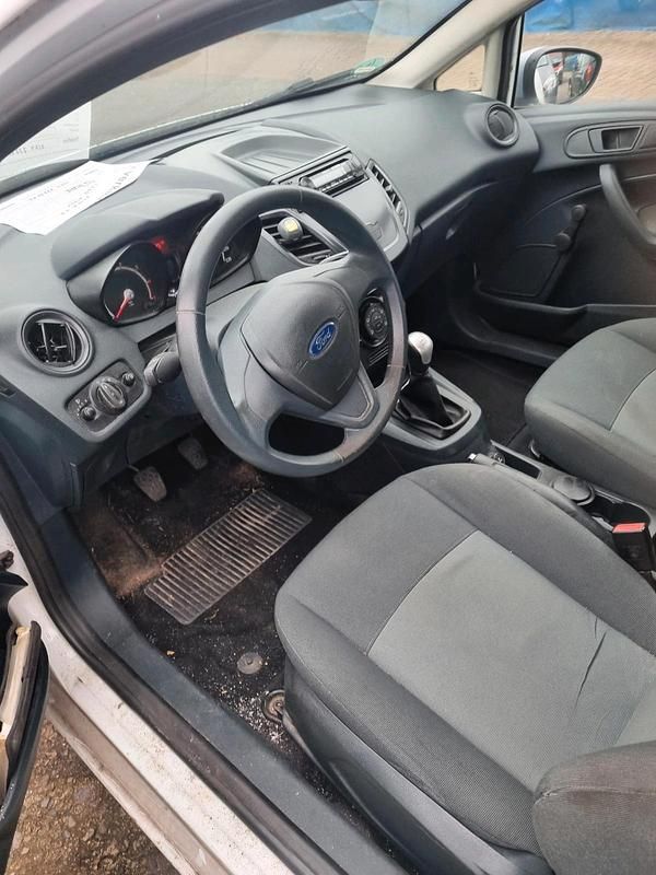 Gebraucht Ford Fiesta 75 PS (55 kW) 2012 Weiß Kleinwagen